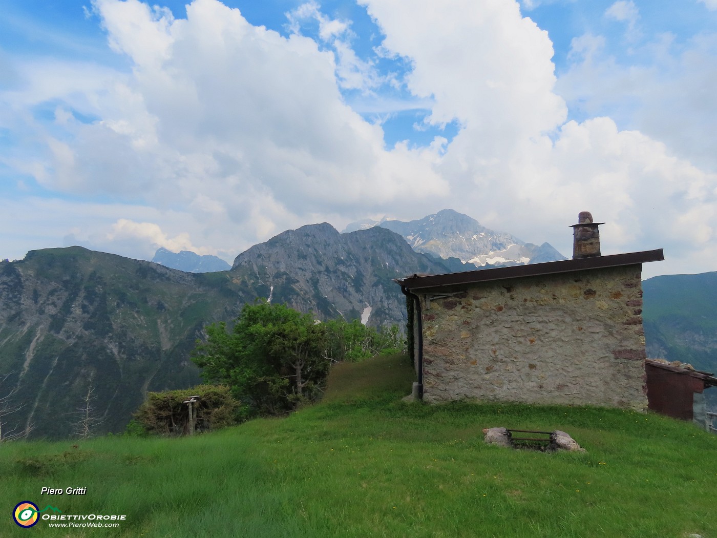 78 Al Roccolo del Tino vista in Corno Branchino-Corna Piana e Arera tra le nuvole.JPG